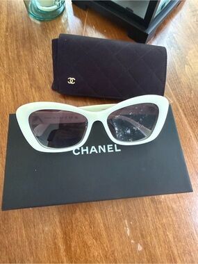 CHANEL White Cat-Eye Sunglasses with Dark Lenses